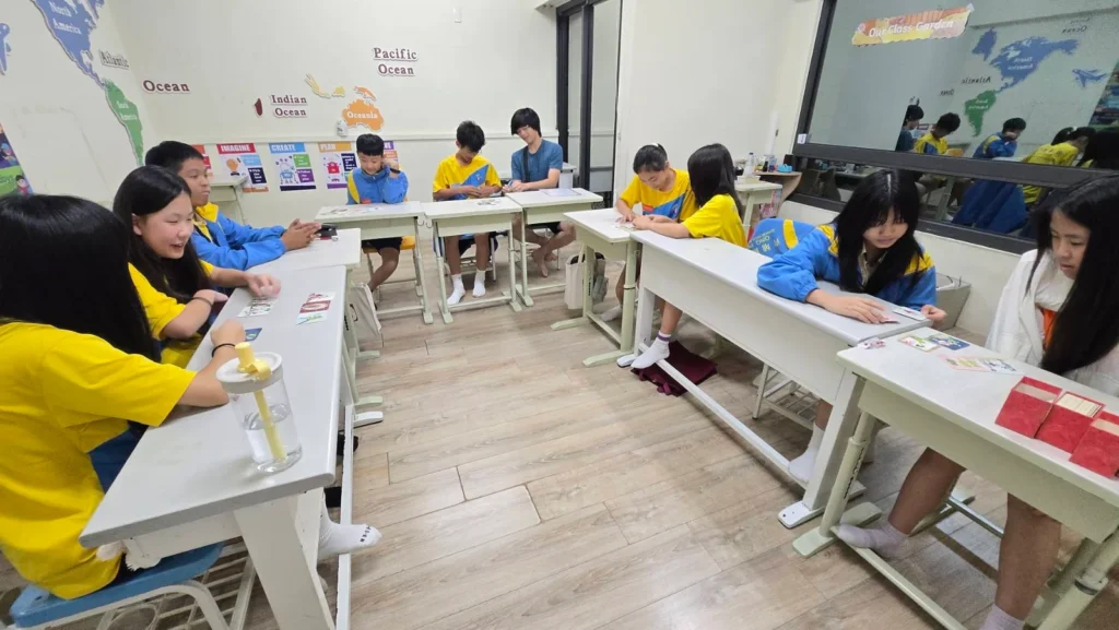 國中學生在 Good Good English 分組討論與互動練習