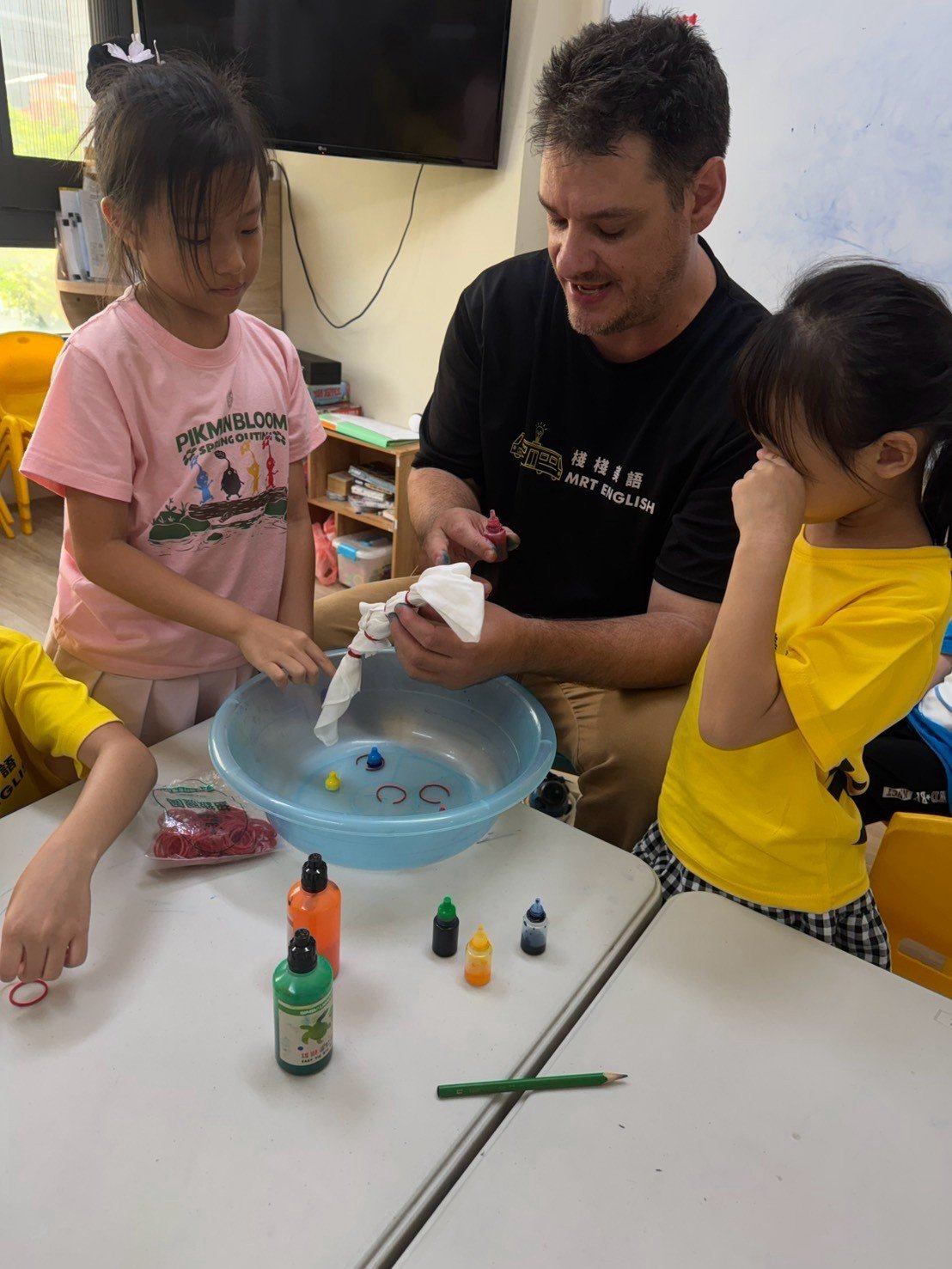Good Good English 老師與學生一起進行科學實驗，探索學習