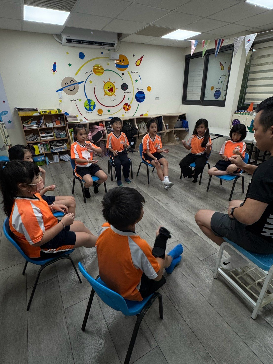 Good Good English 老師與學生圍圈練習開口表達