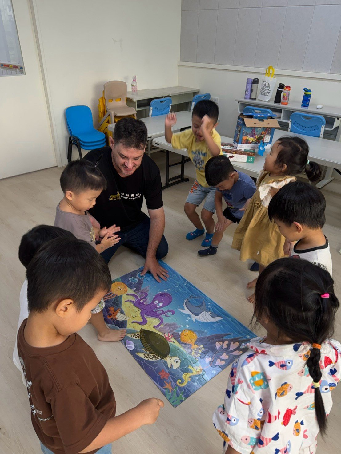 Good Good English 老師與孩子們一起拼海洋動物拼圖,教室氣氛熱絡