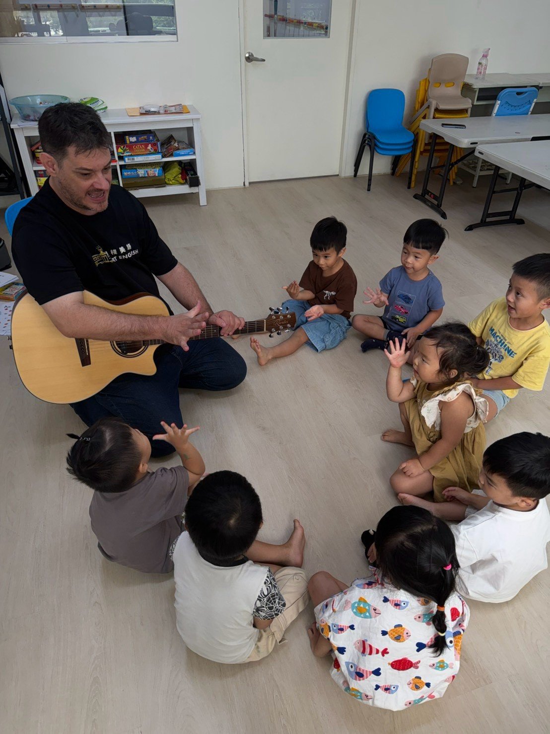 Good Good English 老師彈吉他帶領孩子們一起唱歌互動