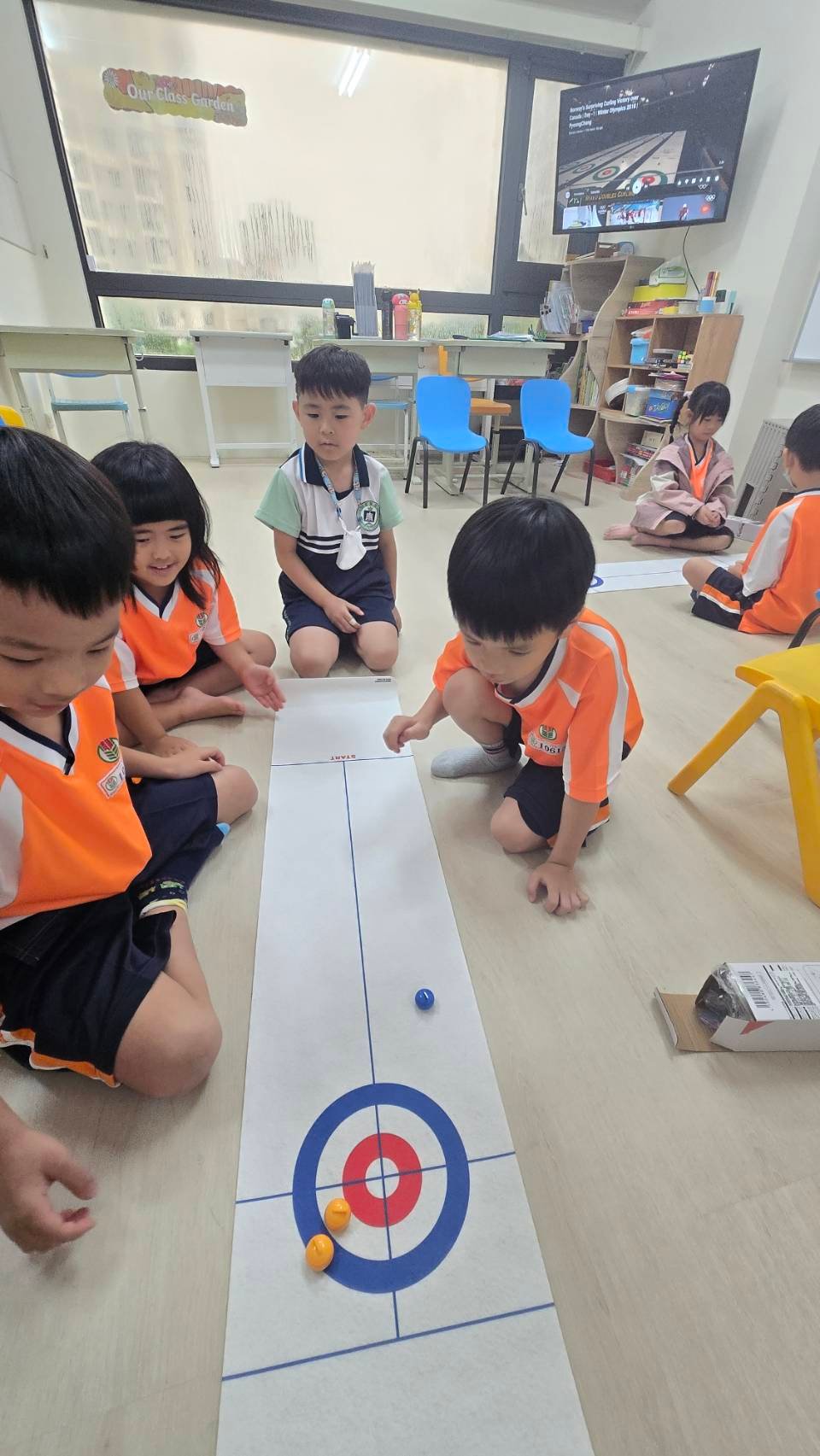 Good Good English 學生們在教室進行冰壺主題活動，專注參與