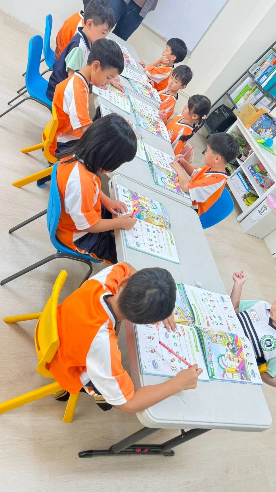 國小學生專注寫作業,獨立完成英文練習