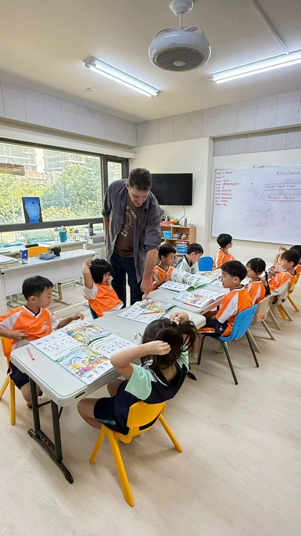 國小學生在老師指導下,專注完成課本練習