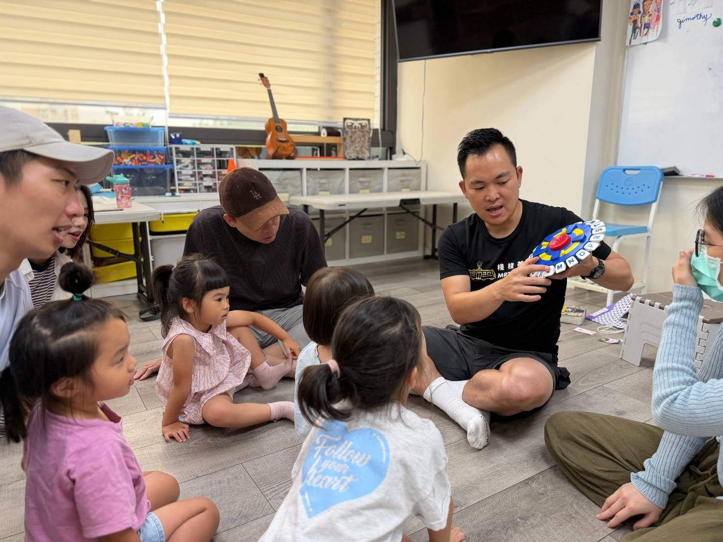 親子英文課堂：老師與孩子們互動遊戲